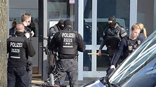 Großer Polizeieinsatz an Flüchtlingsunterkunft in Pankow – B.Z. Berlin