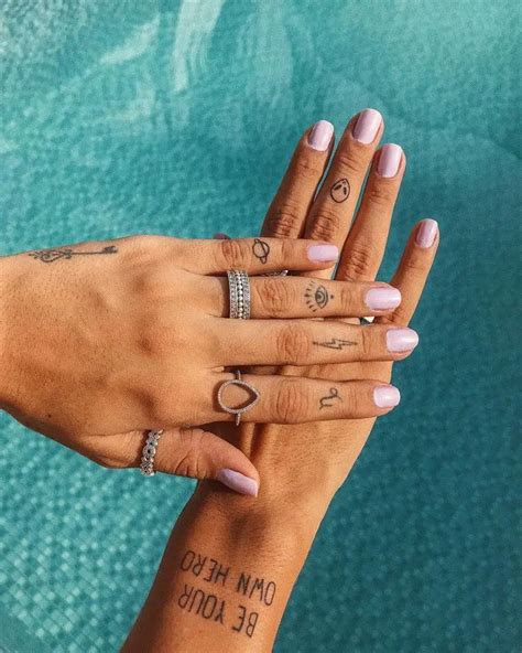 Tatuajes en los Dedos para Chicas que te Encantarán