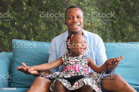 Ayah Amerika Afrika Bermain Dengan Putri Kecilnya Yang Duduk Di