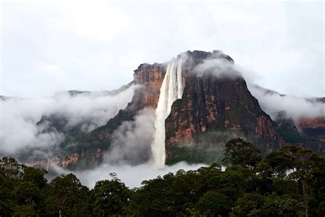 El salto angel no solo es una maravilla de venezuela, est#225 declarada como una de la maravillas del mundo. Salto Ángel Wasserfall in Venezuela | Urlaubsguru