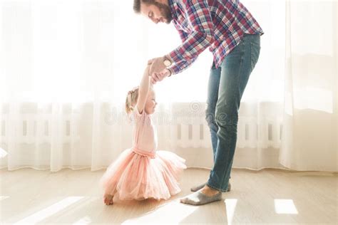 El Padre Enseña Para Bailar A Su Pequeña Hija Linda Imagen De Archivo