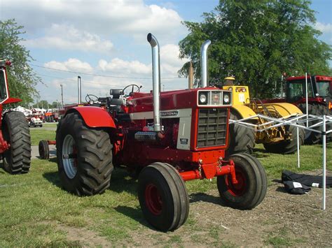Ih 1468 With Optional Wheatland Fenders International Tractors