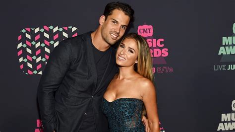 Pregnant Jessie James Decker Cuddles On The Beach With Husband Eric For Last Vacation Before