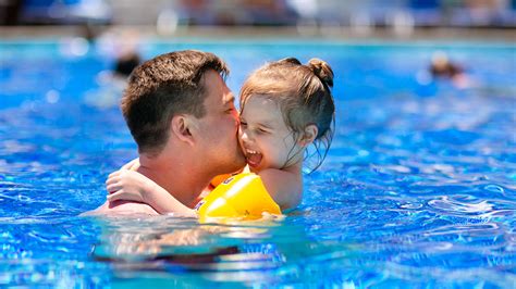 How to Prevent and Treat Swimmer’s Ear and its Risks