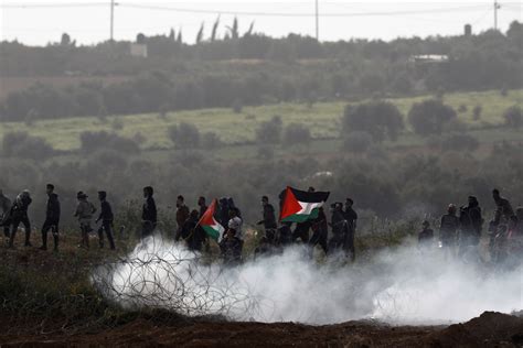Israel ataca bases do Hamas em resposta a foguetes lançados por