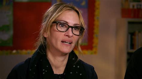 Red Nose Day Julia Roberts Highlights A School Nurses Special Touch