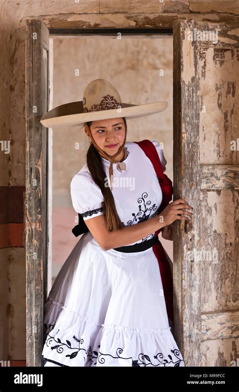 Una Chica Mexicana Viste Un Traje De Equitación Tradicional En Una