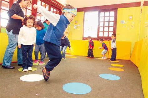 ¡nuestros juegos infantiles son increíbles! niños 2 años jugando - Buscar con Google | Actividades de motricidad gruesa, Juegos para niños y ...