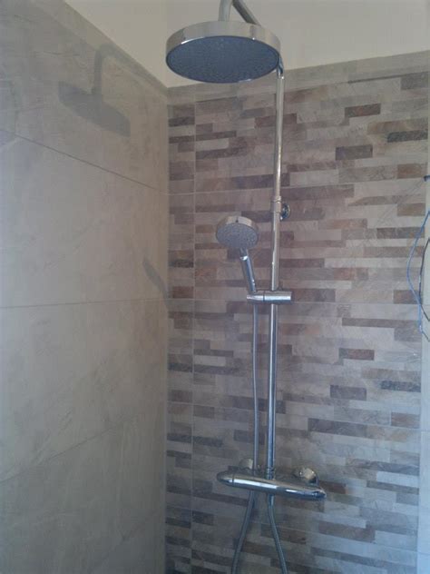 Bai amenajate cu faianta rosu si alb designbaie de dedeman modele bai , la source:designbaie.ro. baie modern placata cu faianta stil piatra naturala ...