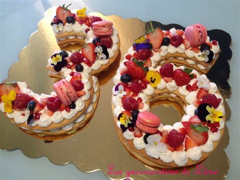 Recette framboisier façon layer cake, avec chantilly, chocolat blanc et éclats de meringue. Number cake aux fruits rouges | Les Gourmandises de Némo