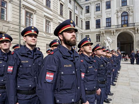 Ausbildung Abgeschlossen 184 Neue Polizistinnen Und Polizisten Für