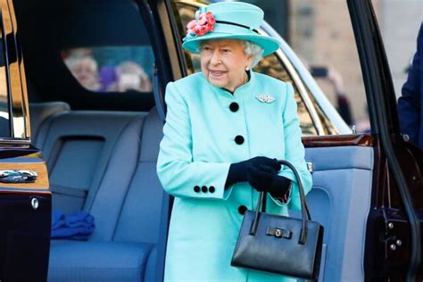 The Queen Uses Her Bag And Ring To Communicate With Staff Secretly Edm Chicago