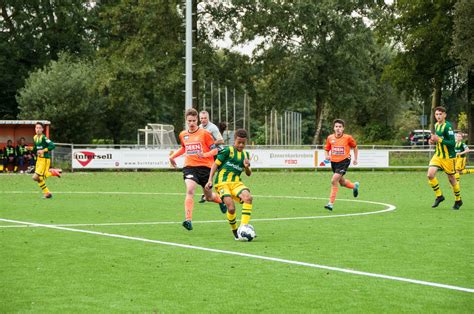 Fc volendam is een nederlandse voetbalclub afkomstig uit volendam.de club is opgericht op 1 juni 1977 als afsplitsing van rksv volendam (opgericht op 1 juni 1920).het tenue bestaat uit een oranje shirt en een zwarte broek: Onder 15 laat zege glippen bij FC Volendam - ADO Den Haag ...