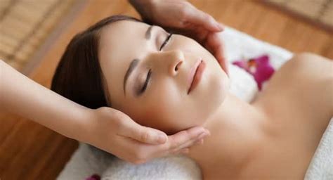 Give Yourself This Relaxing Massage To Debloat Your Face When Stressed