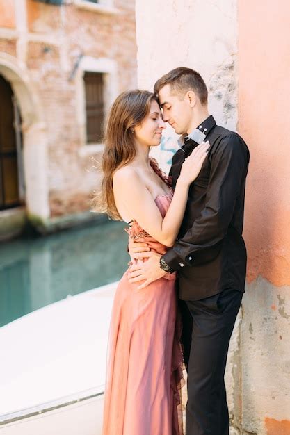 Premium Photo Romantic Couple In Venice Young Woman And Man In