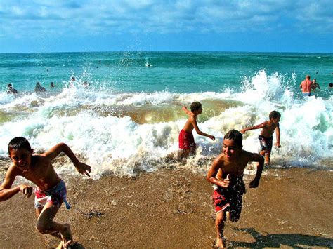 Niños Jugando En La Playa Imagui