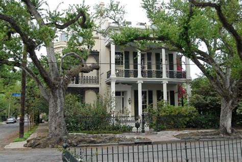Charles avenue to the north, 1st street to the east, magazine street to the south, and toledano street to the west. Panoramio - Photo of NOLA Garden District
