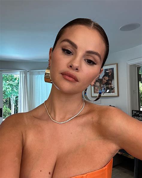 Selena Gomez Shows Off Her Cleavage In Orange Bustier After Reuniting