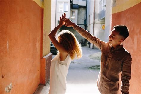 Jóvenes Amantes Bailando En La Calle Foto Gratis