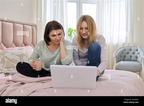 Lesbianas en la cama fotografías e imágenes de alta resolución Alamy