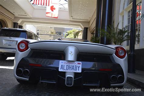 No te pierdas el vídeo. Ferrari LaFerrari spotted in Beverly Hills, United States on 08/06/2015