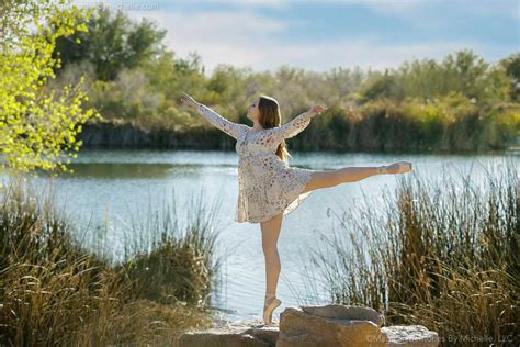 Beautiful Outdoor Dance Senior Picture Ideas For Ballet And Pointe Phoenix Senior Photography
