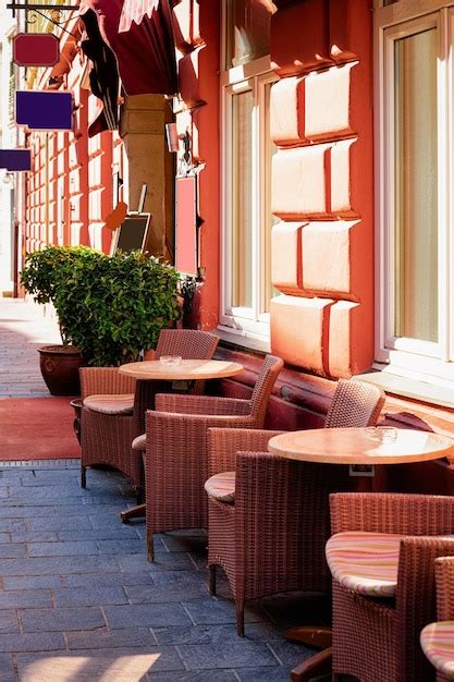 슬로베니아의 Ptuj 구시가지 중심가에 있는 테이블과 의자가 있는 거리 카페 슬로베니아의 건축물과 레스토랑 여행하다