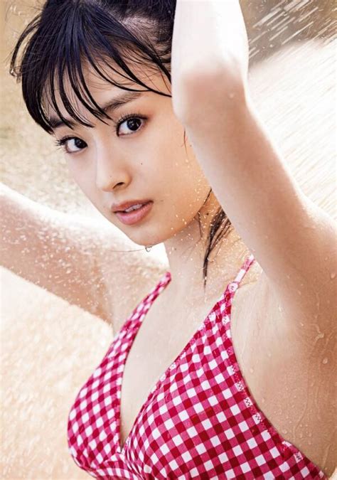 “国民的美少女”井本彩花、水着グラビアを初披露 16歳としては「最初で最後の水着」 エキサイトニュース