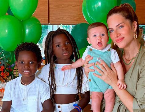 Giovanna Ewbank Posa Em Foto Com Os Três Filhos E Detalhe Em Titi Chama Atenção