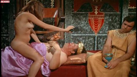 Suzanne Fields Desnuda En The Notorious Cleopatra