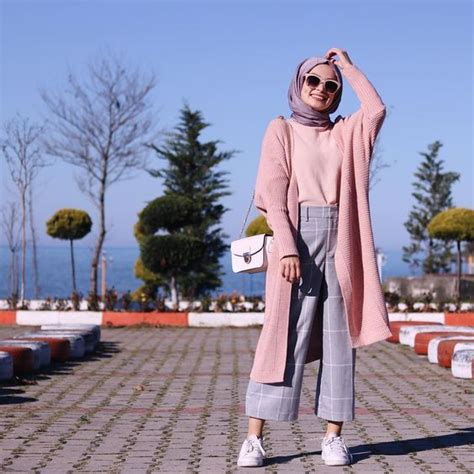 Hijab santai dengan sepatu converse. 8 Nominasi OOTD Hijab Paling Santai nan Santun Versi Warganet. Yang Mana Gayamu?