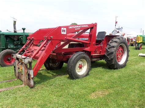 464 Tractor With 2250 Loader Tractors Vintage Tractors Farmall