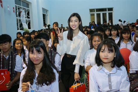 Tuy nhiên đến hiện tại người trong cuộc mới chính thức lên tiếng xác nhận. Hoa hậu Đỗ Mỹ Linh giản dị giao lưu cùng học sinh dân tộc ...