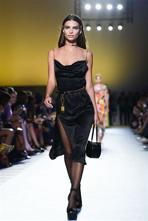 Emily Ratajkowski Returns To The Runway For Versace Fashion Fashion Week Catwalk Models