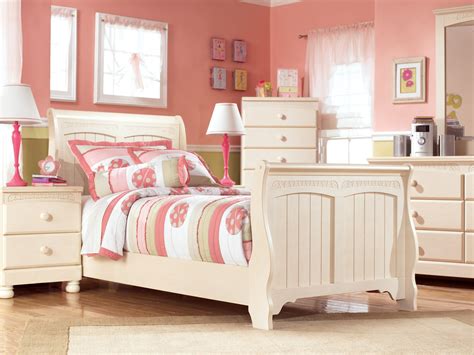 There are bedroom sets available in all styles, from traditional bedroom furniture designs to something more contemporary for the modern person or couple. Cottage Retreat Youth Sleigh Bedroom Set from Ashley (B213 ...