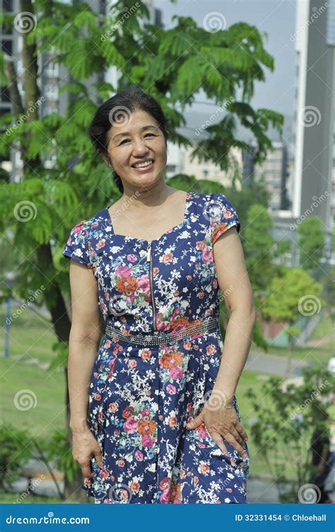 Mujer Madura Asiática Hermosa Foto De Archivo Imagen De Cincuenta Envejecido 32331454
