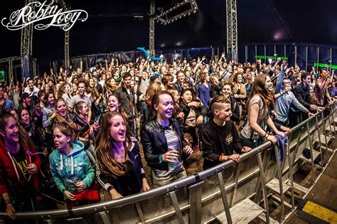 With seven stages, a biker café, house palace, restolounge, food, party areas and much much more, paaspop is not your average music festival. » Paaspop publiek