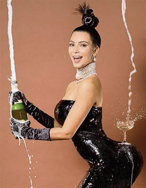Kim Kardashian Vendos Shampanjën Në Vithe Bebe Vendos Trofetë Showbiz