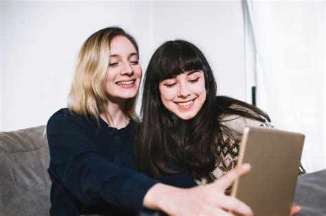 Rire Des Filles Prenant Selfie à La Maison Photo Gratuite