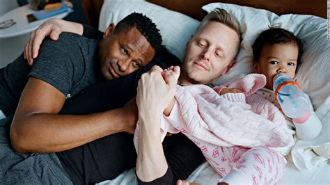 Moviendo Retratos De Padres Homosexuales Con Sus Familias En Todo