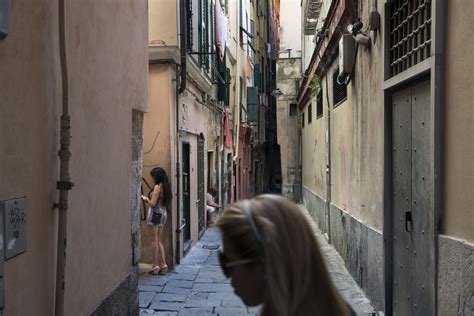 Il Governo Italiano Taglia Lassistenza Alle Prostitute Vittime Di