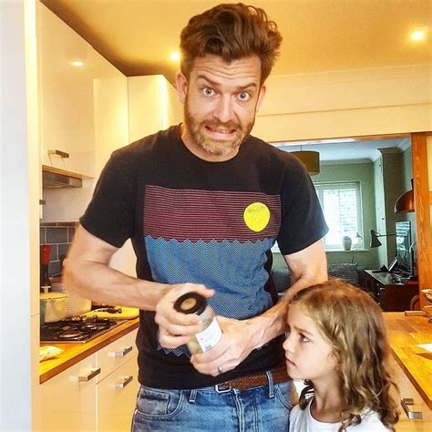 Dad With Four Daughters Gets 1 Million Followers For His Hilariously