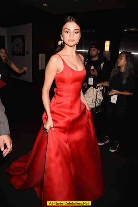 Selena Gomez In Red Dress Ar 2016 AMA Awards