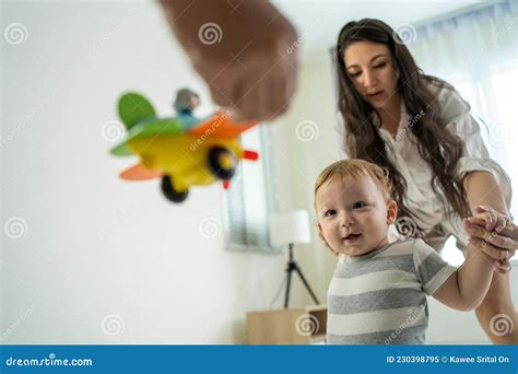 Niño Pequeño Caucásico Aprende A Caminar Con El Apoyo De Sus Padres En