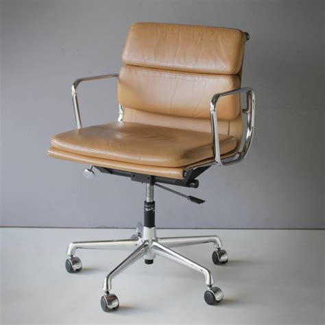 The ea 205/207/208 provide comfort and a prestigious ambience in meeting and conference settings with this wide range of models and colors, you can find the perfect soft pad chair for every interior. Eames EA 217 Soft Pad Chair at 1stdibs