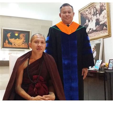 ตลกอารมณ์ดีอย่าง เป็ด เชิญยิ้ม ที่วันนี้ขอควงลูกสาวคนเล็ก น้องพีพี เปิดตัวคู่กันเป็นครั้งแรก. เป็ด เชิญยิ้ม จบปริญญาเอกแล้วจ้า เป็น ดร. คนแรกในวงการตลก ...