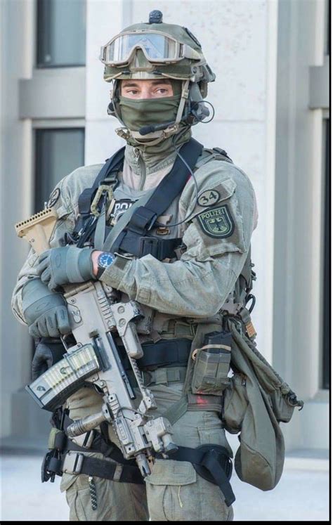 It's their job to take on dangerous terrorists and criminal mafias in the country. German GSG9 | Sondereinsatzkräfte, Polizei, Bundespolizei
