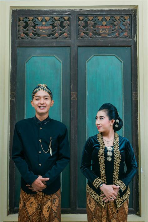 Prewedding dengan foto buku nikah. Foto Prewedding Baju Adat Jawa | Prewedmoto