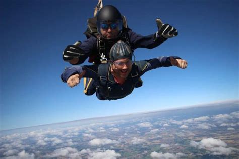 Five Things To Wear And Not To Wear When Going Skydiving Enjoy Free Fall
