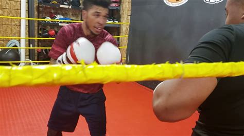 The average of all the ufc fighters collectively was $138,250. Professional Boxer VS Amateur MMA Fighter - YouTube